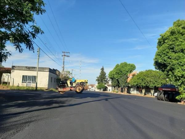 Prefeitura de Três de Maio inicia asfaltamento da rua Mato Grosso