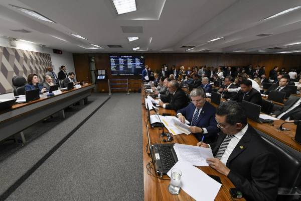 CCJ do Senado aprova PEC para incluir estados e municípios na reforma da Previdência