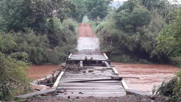 Ponte de Alpargatas foi parcialmente destruída pela água