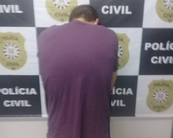 Suspeito de tráfico de drogas jovem é localizado pela PC escondido no forro da casa, em Três de Maio