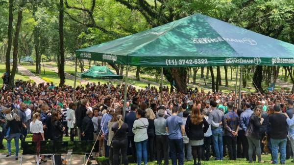 Corpo de Gugu Liberato é enterrado sob aplausos e muita emoção em SP
