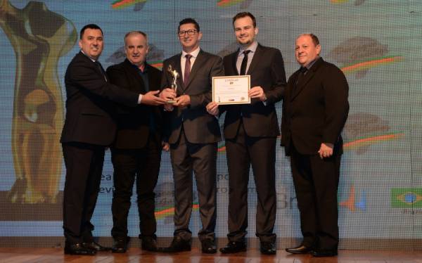 Cotrimaio recebe troféu Mérito Empresarial RS