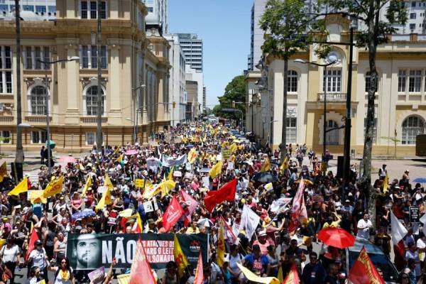 Servidores públicos protestam em Porto Alegre contra pacote do governo Leite