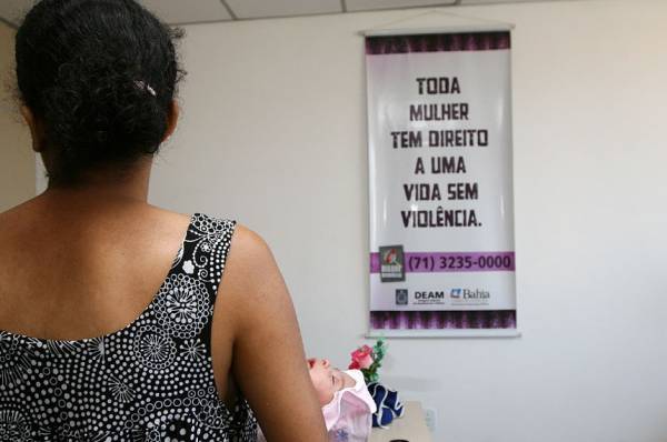 Vira lei obrigação de notificar casos de violência contra a mulher em 24 horas 