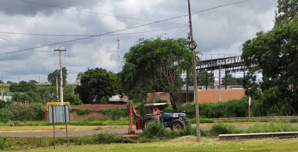 Empresa faz roçada na vegetação em trevo de Três de Maio