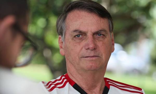 Bolsonaro leva tombo no banheiro e vai para hospital em Brasília