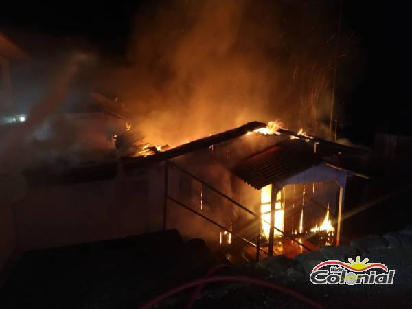 Casa é destruída por incêndio nesta madrugada em Três de Maio
