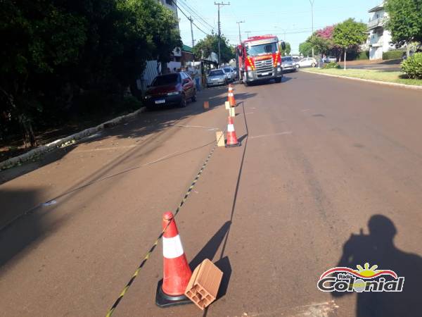 Rede de alta tensão se rompe e bombeiros isolam área da Av. Santa Rosa 