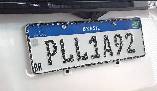 Placa do Mercosul não será exigida em caso de troca de município, diz Bolsonaro