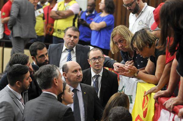 Assembleia aprova novo plano de carreira dos professores