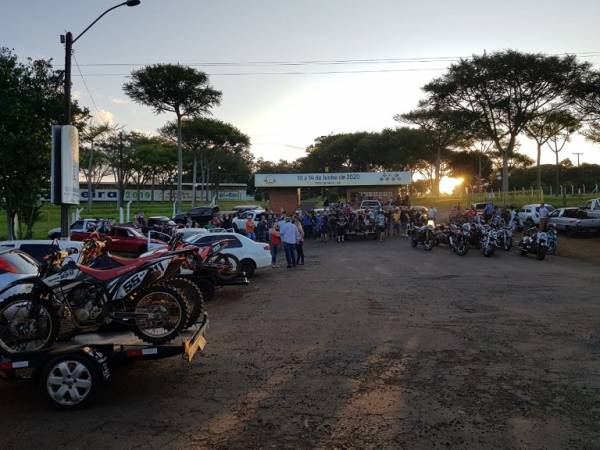 Motociclistas protestam contra decisão de desmanchar pista do Parque de Exposições