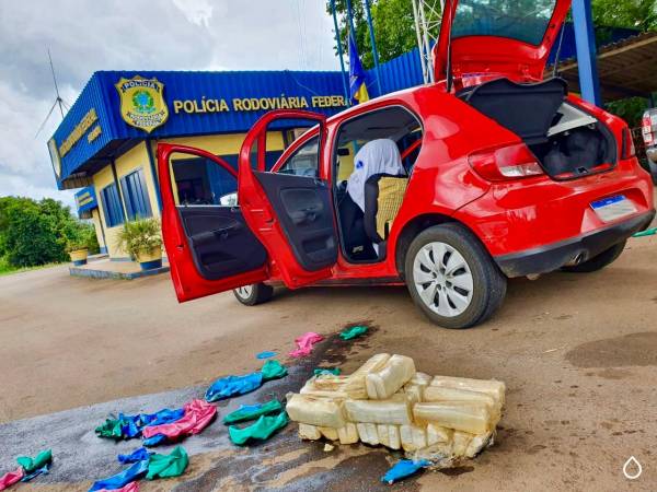 PRF prende duas traficantes transportando mais de 20 quilos de cocaína no tanque de combustível do c