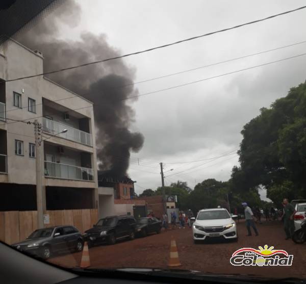 Incêndio provoca danos em uma estofaria em Três de Maio; VEJA VÍDEO