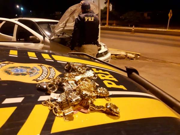 PRF apreende cerca de duzentas joias escondidas em painel de carro em Sarandi