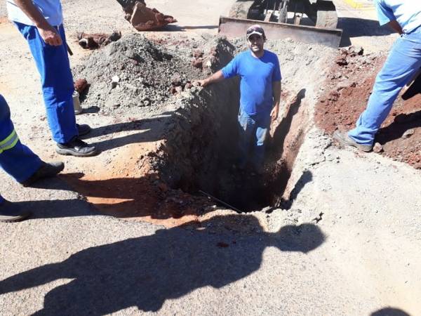 Corsan substitui rede de água na Avenida Avaí