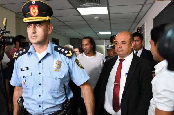 Ronaldinho e Assis são presos no Paraguai
