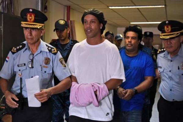 Ronaldinho e Assis chegam algemados para audiência no Paraguai