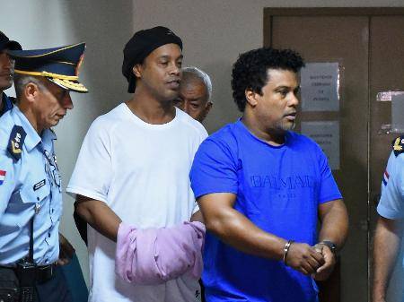 Justiça paraguaia decreta prisão preventiva de Ronaldinho e Assis