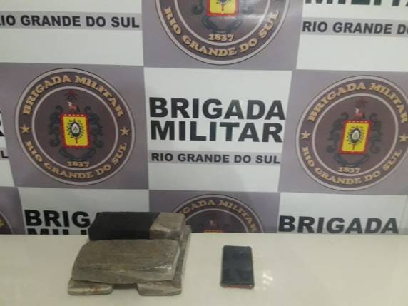 Homem é preso e menor apreendida pela Brigada Militar com quatro tijolos de maconha, em Três de Maio