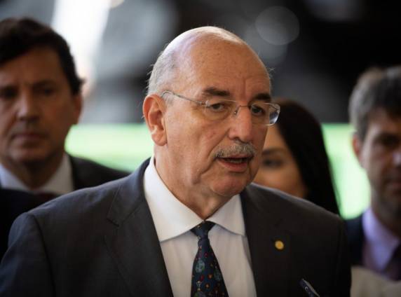 Osmar Terra nega ter sido convidado por Bolsonaro para assumir pasta da Saúde