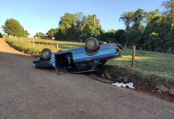 Capotamento de veículo deixa condutor gravemente ferido no interior de Doutor Maurício Cardoso