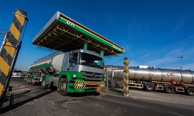 Petrobras sobe pela segunda vez gasolina nas refinarias em maio