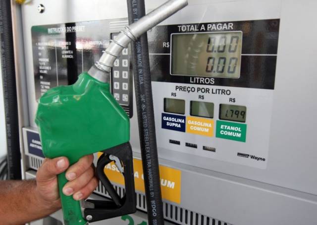 Petrobras anuncia alta de 5% no preço da gasolina e de 7% no diesel na refinaria