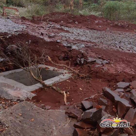 Empresa atrasa obra na Rua Emílio Tesche e moradores reclamam