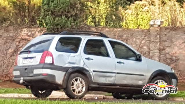 Motorista foge após bater com carro que conduzia em veículo estacionado no Centro de Três de Maio