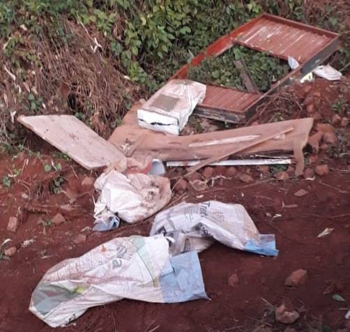 Munícipe denuncia descarte irregular de lixo no interior de Três de Maio