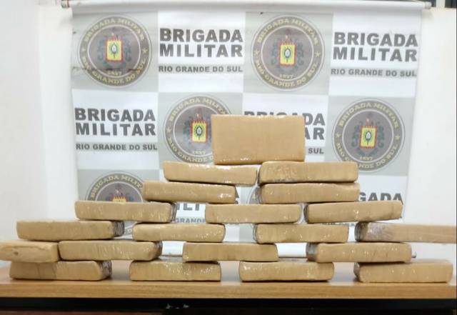 Brigada Militar prende rapaz e moça de Três de Maio com 20 tijolos de maconha, em Santo Ângelo