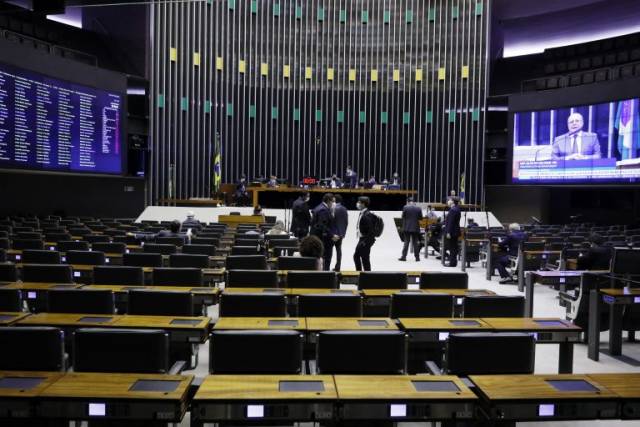 Câmara aprova em segundo turno PEC que adia eleições municipais para novembro