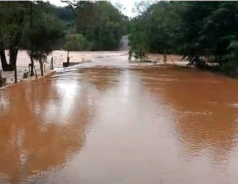 Trânsito interrompido entre Independência e Inhacorá; VEJA VÍDEO