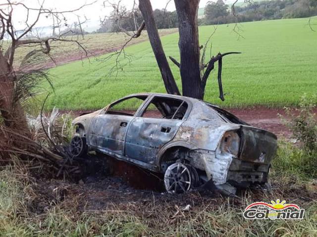 Após acidente de trânsito veículo é destruído pelo fogo em Tucunduva