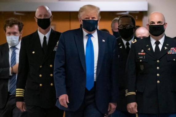 Trump aparece pela primeira vez em público usando máscara