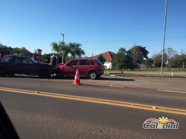 Colisão envolve dois veículos na saída de um posto de combustíveis na BR-472, em Boa Vista do Buricá