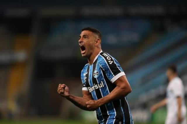 Grêmio leva susto, mas vence Novo Hamburgo e confirma Gre-Nal na final do returno do Gauchão