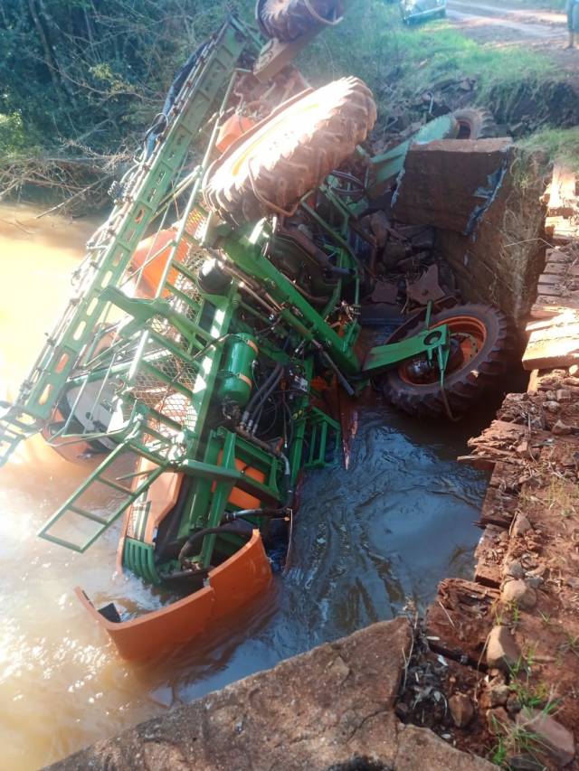 Agricultor cai com maquinário agrícola no leito de um rio no interior de Independência