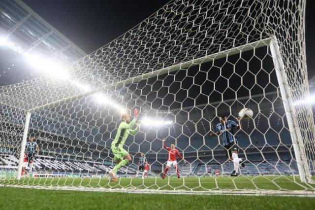 Grêmio vence Inter por 2 a 0 na Arena e conquista returno do Gauchão