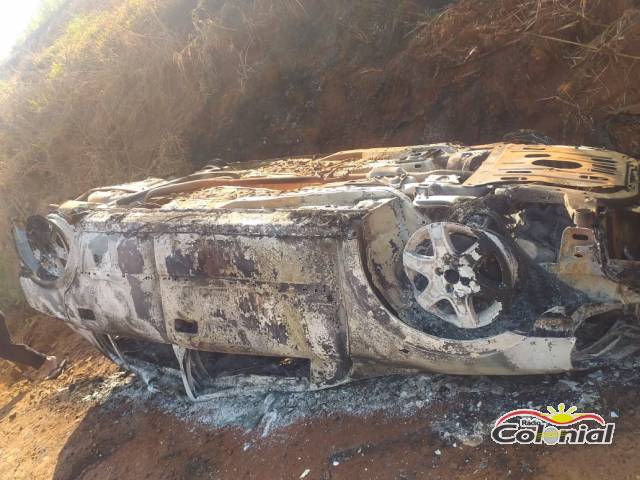 Veículo capota e amanhece incendiado em Quarainzinho, interior de Três de Maio