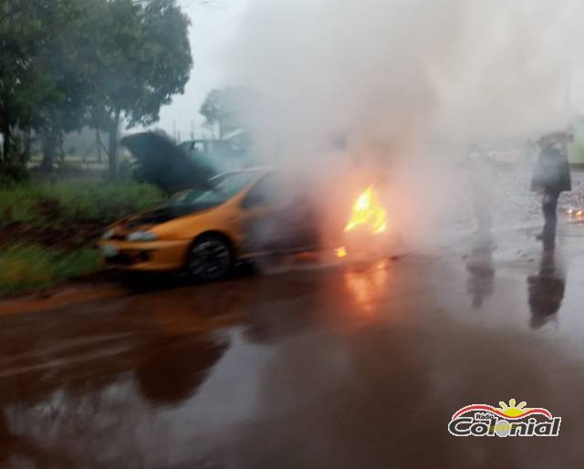 Bombeiros combatem incêndio em veículo em Três de Maio