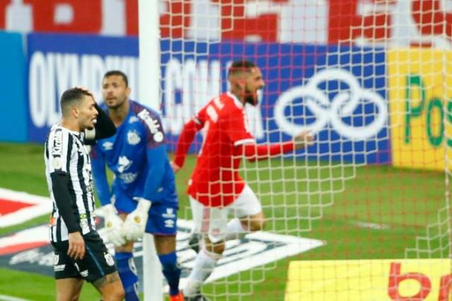 Com gols de Guerrero e Edenilson, Inter vence Santos e vira vice-líder do Brasileirão