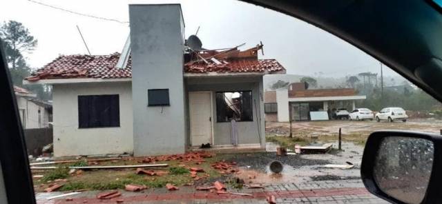 Tornados e granizo causam danos e desabrigam famílias em SC
