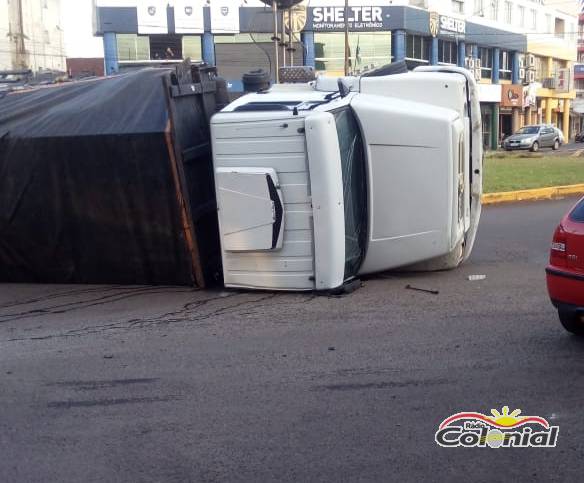 Caminhão tomba ao contornar rótula em Santa Rosa