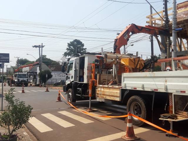 Troca de postes deixa trânsito bloqueado em trecho da Padre Cacique