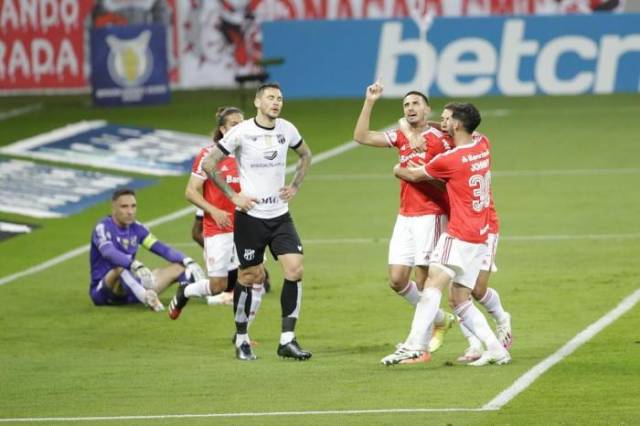 Com dois gols de Galhardo, Inter vence o Ceará e se isola na liderança do Brasileirão