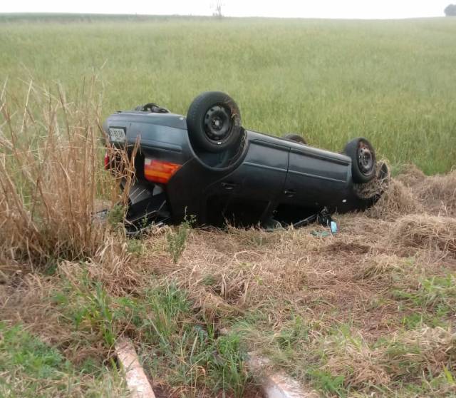 Veículo capotado chama atenção na lateral da BR 472 em Três de Maio