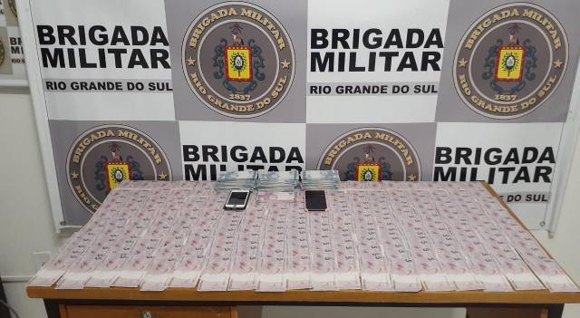 Brigada Militar de Três de Maio prende duas pessoas e impede derrame de notas falsas no comércio