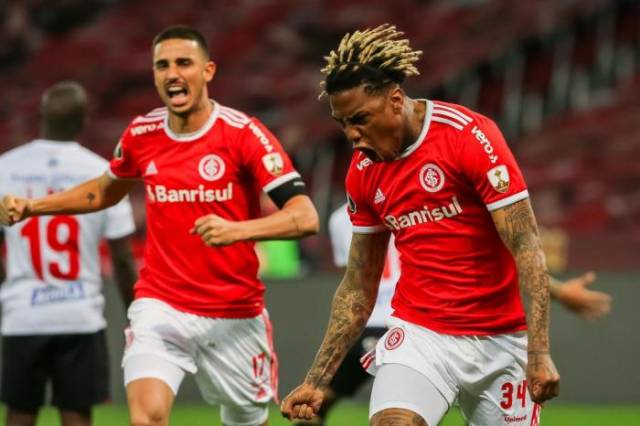 Com gol no final, Inter vence América de Cali por 4 a 3 na retomada da Libertadores