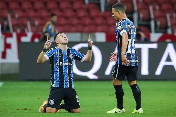 Com gol de Pepê, Grêmio vence Gre-Nal 427 pela Libertadores e amplia invencibilidade no clássico